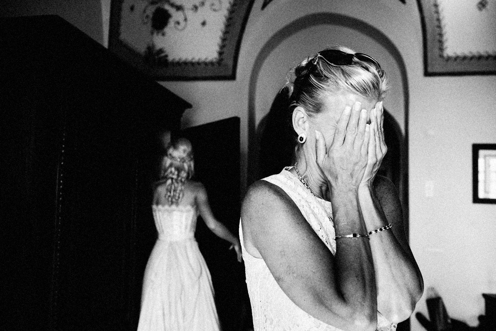 104-bride-getting-ready-at-villa-cimbrone