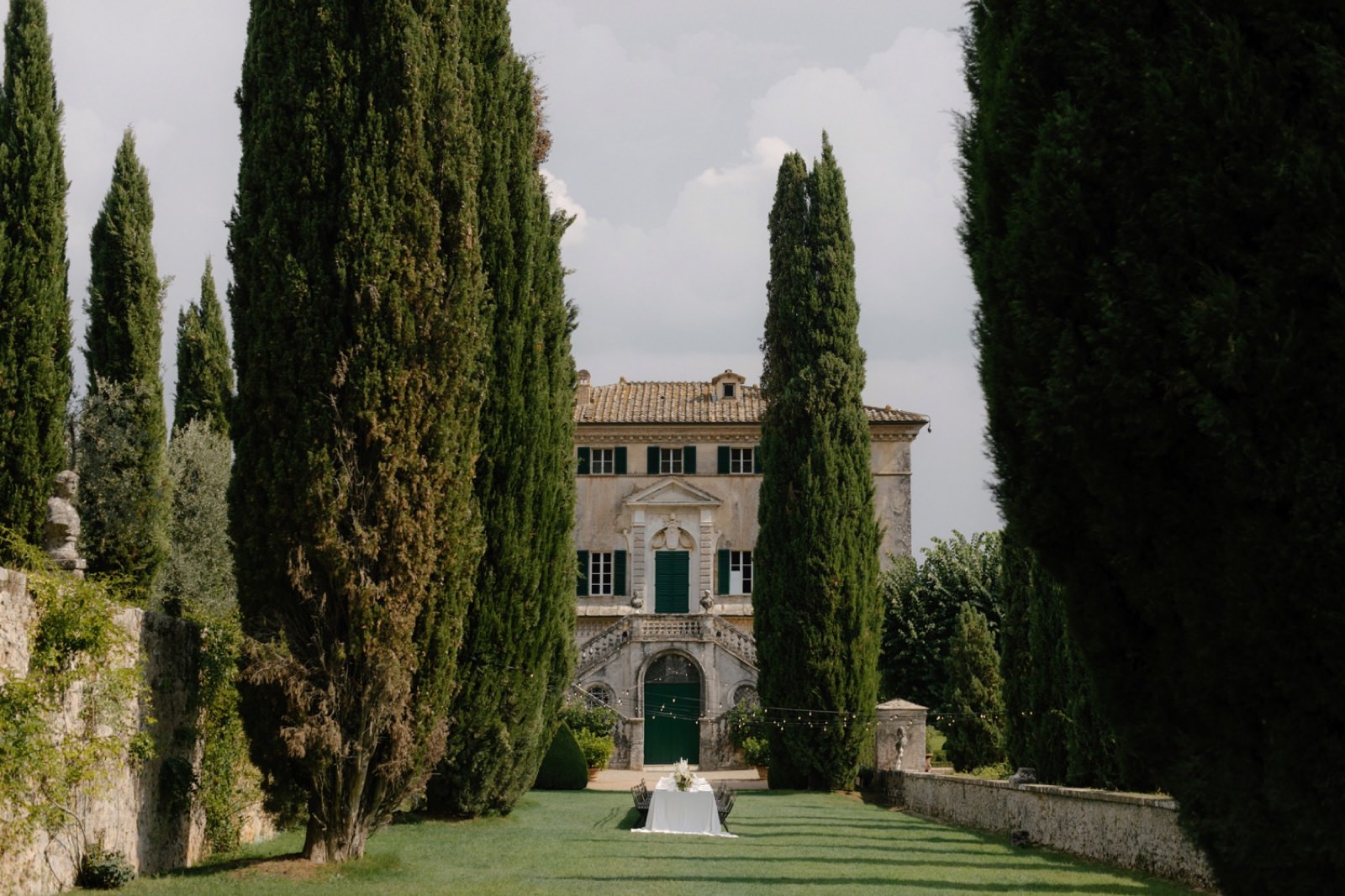 intimate wedding in Tuscany 